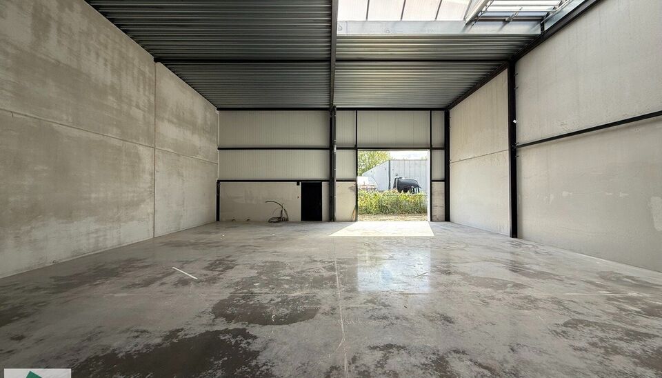 208m² loods met 1 parkeerplaats te huur in Kontich, gelegen in bedrijvenpark Heiveldekens, binnen de gouden driehoek (Antwerpen, Brussel en Gent). 
Vlotte bereikbaarheid, dichtbij de E19 en met een goede ontsluiting via de A12 en de R0 (ring rond Brussel