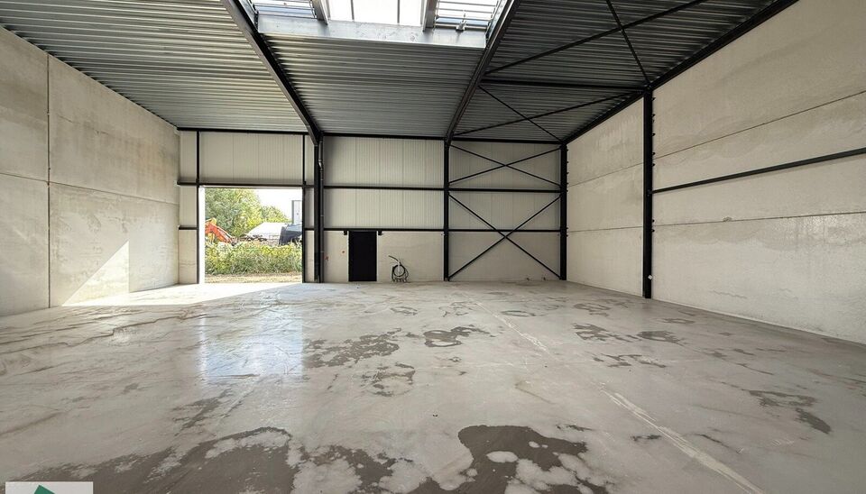 264m² loods met 1 parkeerplaats te huur in Kontich, gelegen in bedrijvenpark Heiveldekens, binnen de gouden driehoek (Antwerpen, Brussel en Gent). 
Vlotte bereikbaarheid, dichtbij de E19 en met een goede ontsluiting via de A12 en de R0 (ring rond Brussel