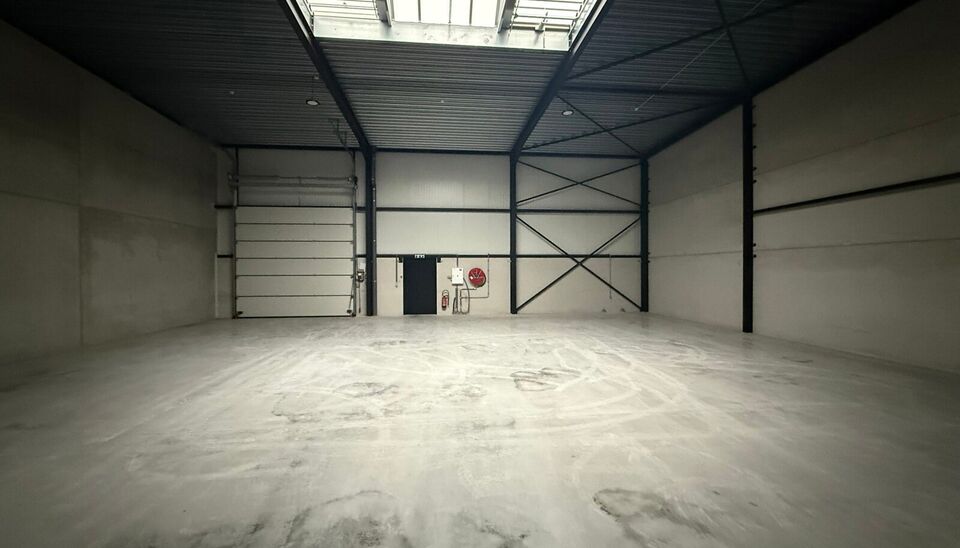 264m² loods met 1 parkeerplaats te huur in Kontich, gelegen in bedrijvenpark Heiveldekens, binnen de gouden driehoek (Antwerpen, Brussel en Gent). 
Vlotte bereikbaarheid, dichtbij de E19 en met een goede ontsluiting via de A12 en de R0 (ring rond Brussel