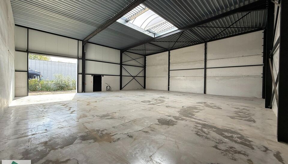 264m² loods met 1 parkeerplaats te huur in Kontich, gelegen in bedrijvenpark Heiveldekens, binnen de gouden driehoek (Antwerpen, Brussel en Gent). 
Vlotte bereikbaarheid, dichtbij de E19 en met een goede ontsluiting via de A12 en de R0 (ring rond Brussel