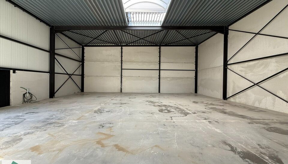 264m² loods met 1 parkeerplaats te huur in Kontich, gelegen in bedrijvenpark Heiveldekens, binnen de gouden driehoek (Antwerpen, Brussel en Gent). 
Vlotte bereikbaarheid, dichtbij de E19 en met een goede ontsluiting via de A12 en de R0 (ring rond Brussel