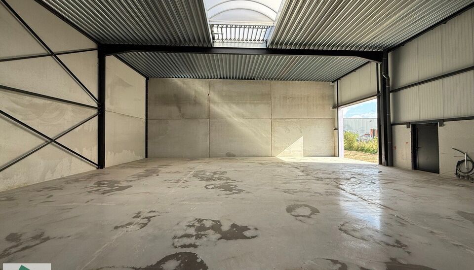 264m² loods met 1 parkeerplaats te huur in Kontich, gelegen in bedrijvenpark Heiveldekens, binnen de gouden driehoek (Antwerpen, Brussel en Gent). 
Vlotte bereikbaarheid, dichtbij de E19 en met een goede ontsluiting via de A12 en de R0 (ring rond Brussel