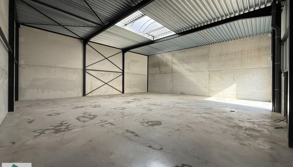 264m² loods met 1 parkeerplaats te huur in Kontich, gelegen in bedrijvenpark Heiveldekens, binnen de gouden driehoek (Antwerpen, Brussel en Gent). 
Vlotte bereikbaarheid, dichtbij de E19 en met een goede ontsluiting via de A12 en de R0 (ring rond Brussel