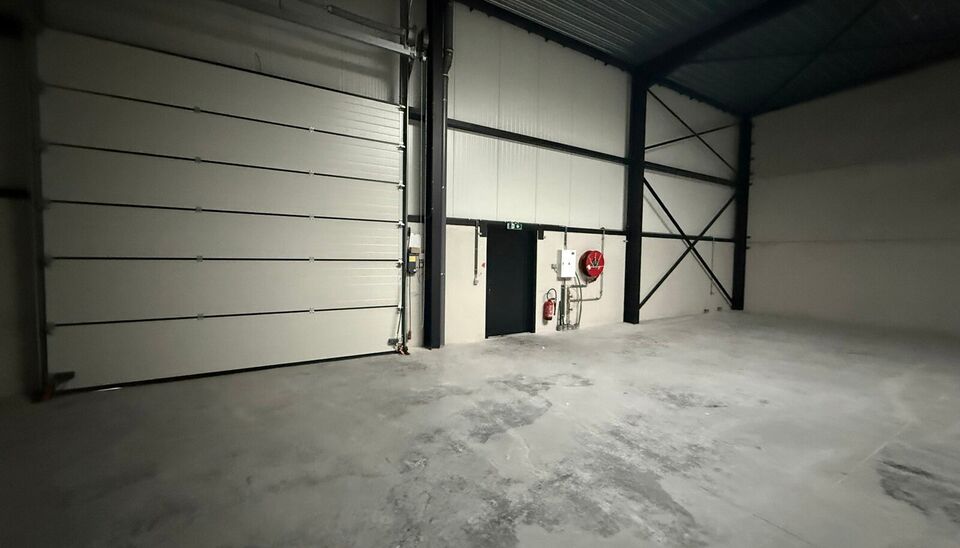 264m² loods met 1 parkeerplaats te huur in Kontich, gelegen in bedrijvenpark Heiveldekens, binnen de gouden driehoek (Antwerpen, Brussel en Gent). 
Vlotte bereikbaarheid, dichtbij de E19 en met een goede ontsluiting via de A12 en de R0 (ring rond Brussel