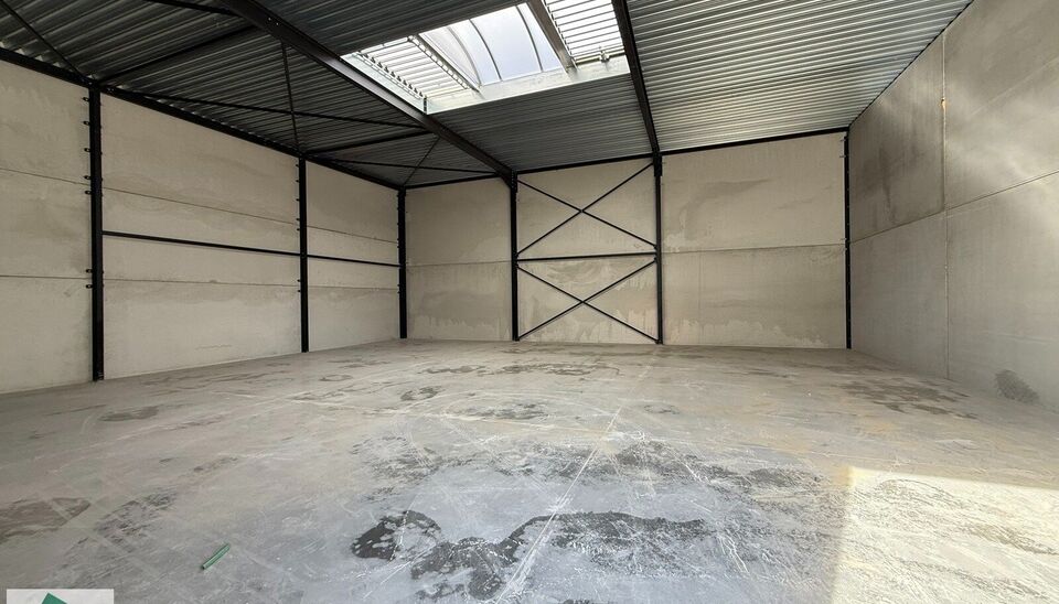 264m² loods met 1 parkeerplaats te huur in Kontich, gelegen in bedrijvenpark Heiveldekens, binnen de gouden driehoek (Antwerpen, Brussel en Gent). 
Vlotte bereikbaarheid, dichtbij de E19 en met een goede ontsluiting via de A12 en de R0 (ring rond Brussel