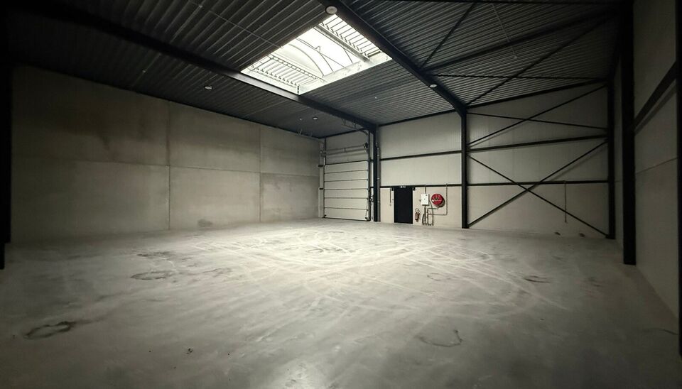 264m² loods met 1 parkeerplaats te huur in Kontich, gelegen in bedrijvenpark Heiveldekens, binnen de gouden driehoek (Antwerpen, Brussel en Gent). 
Vlotte bereikbaarheid, dichtbij de E19 en met een goede ontsluiting via de A12 en de R0 (ring rond Brussel