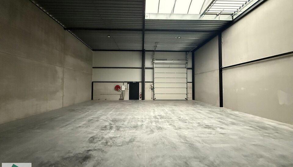 208m&sup2; loods met 1 parkeerplaats te huur in Kontich, gelegen in bedrijvenpark Heiveldekens, binnen de gouden driehoek (Antwerpen, Brussel en Gent). 
Vlotte bereikbaarheid, dichtbij de E19 en met een goede ontsluiting via de A12 en de R0 (ring rond Brussel