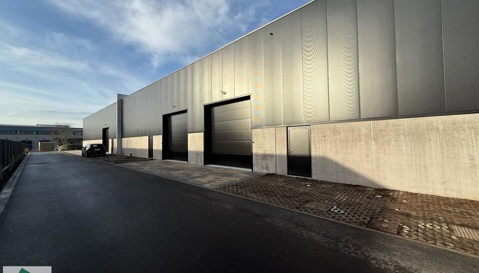 208m&sup2; loods met 1 parkeerplaats te huur in Kontich, gelegen in bedrijvenpark Heiveldekens, binnen de gouden driehoek (Antwerpen, Brussel en Gent). 
Vlotte bereikbaarheid, dichtbij de E19 en met een goede ontsluiting via de A12 en de R0 (ring rond Brussel