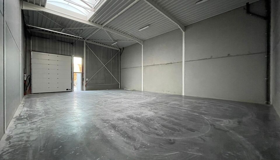 Loods A04 van 219m² met 2 ppl te huur op de oude industriesite (Tapijtenweverij Belgian Industrial Carpets) in de wijk Walle ten zuiden van de historische binnenstad van Kortrijk. 
Deze site is uitstekend gelegen, zijnde op 300m van de Doorniksesteenweg 
