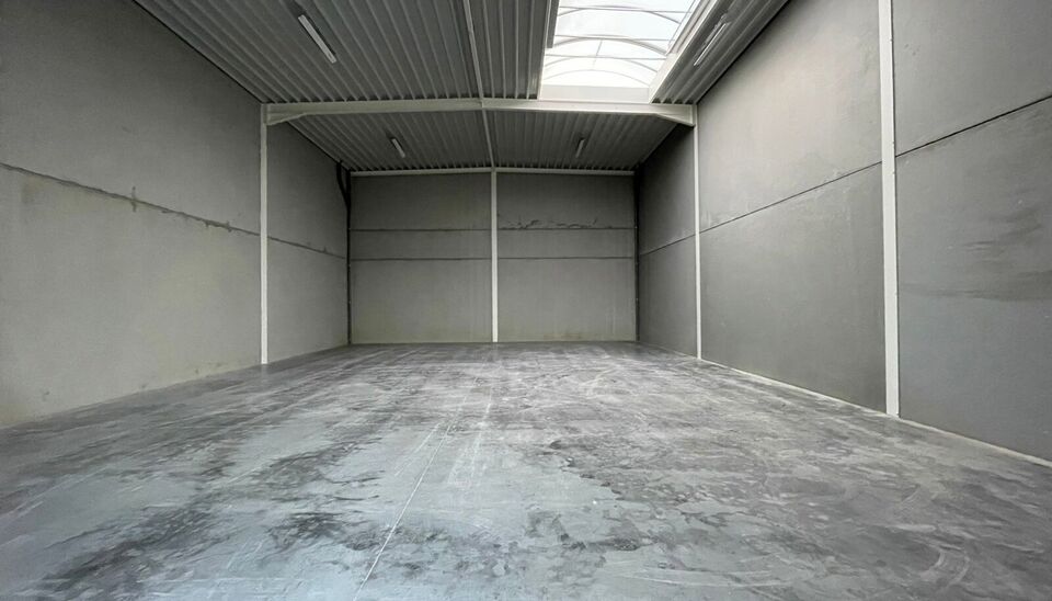 Loods A04 van 219m² met 2 ppl te huur op de oude industriesite (Tapijtenweverij Belgian Industrial Carpets) in de wijk Walle ten zuiden van de historische binnenstad van Kortrijk. 
Deze site is uitstekend gelegen, zijnde op 300m van de Doorniksesteenweg 