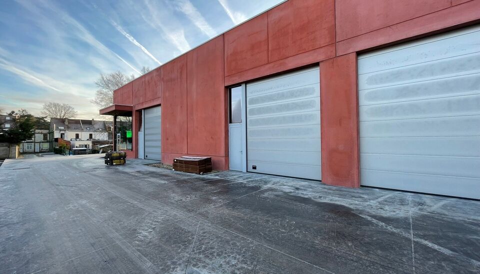 Loods A04 van 219m² met 2 ppl te huur op de oude industriesite (Tapijtenweverij Belgian Industrial Carpets) in de wijk Walle ten zuiden van de historische binnenstad van Kortrijk. 
Deze site is uitstekend gelegen, zijnde op 300m van de Doorniksesteenweg 