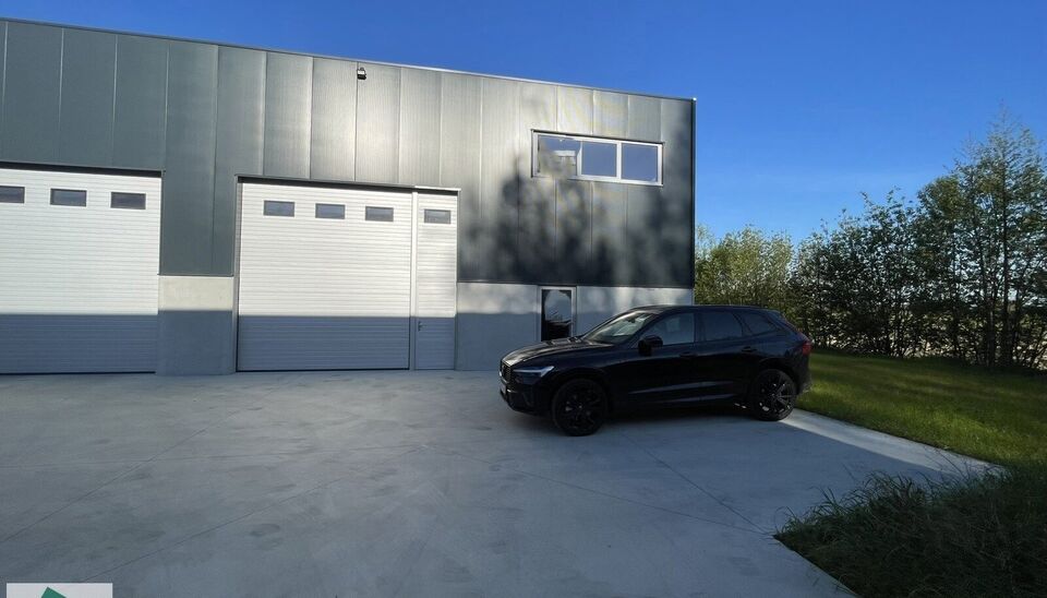 Zeer goed gelegen magazijn te huur (KMO unit) van 288m&sup2; met mezzanine van 140m&sup2; en 2 parkings, gelegen op een uitstekende locatie te Lede.  Het magazijn kan gebruikt worden als opslagruimte en/of atelierruimte. De ge&iuml;soleerd loods is opgebouwd uit een 