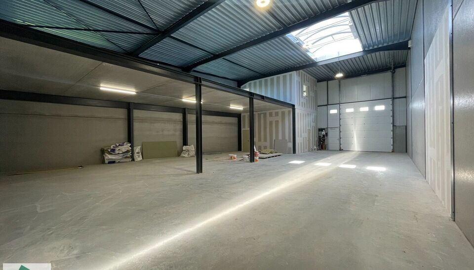 Zeer goed gelegen magazijn te huur (KMO unit) van 288m&sup2; met mezzanine van 140m&sup2; en 2 parkings, gelegen op een uitstekende locatie te Lede.  Het magazijn kan gebruikt worden als opslagruimte en/of atelierruimte. De ge&iuml;soleerd loods is opgebouwd uit een 