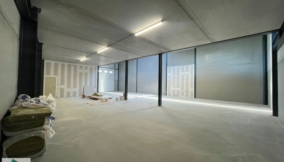 Zeer goed gelegen magazijn te huur (KMO unit) van 288m&sup2; met mezzanine van 140m&sup2; en 2 parkings, gelegen op een uitstekende locatie te Lede.  Het magazijn kan gebruikt worden als opslagruimte en/of atelierruimte. De ge&iuml;soleerd loods is opgebouwd uit een 
