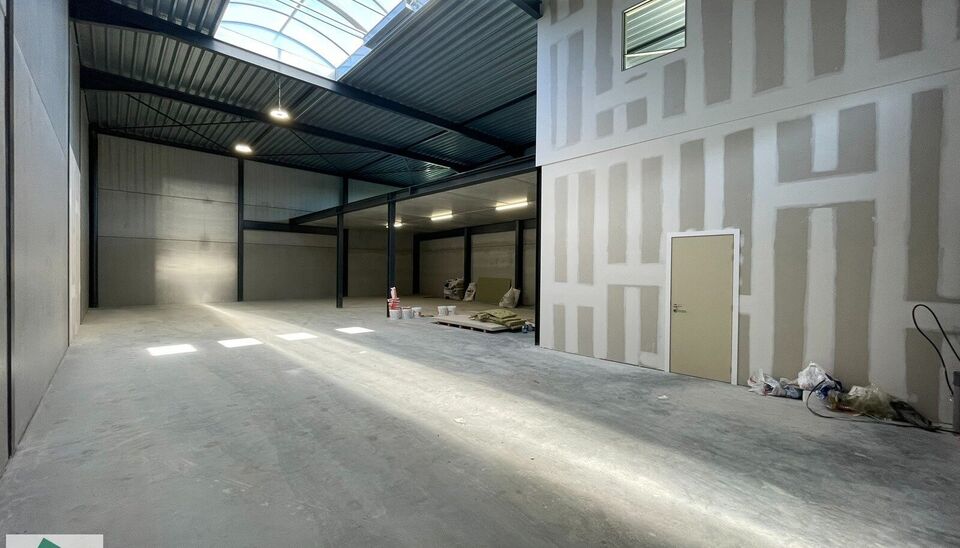 Zeer goed gelegen magazijn te huur (KMO unit) van 288m&sup2; met mezzanine van 140m&sup2; en 2 parkings, gelegen op een uitstekende locatie te Lede.  Het magazijn kan gebruikt worden als opslagruimte en/of atelierruimte. De ge&iuml;soleerd loods is opgebouwd uit een 