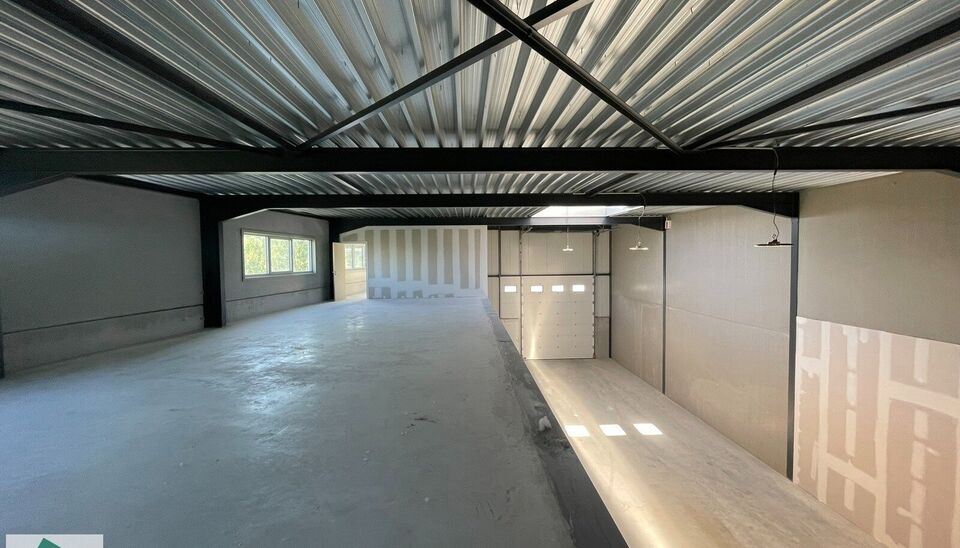 Zeer goed gelegen magazijn te huur (KMO unit) van 288m&sup2; met mezzanine van 140m&sup2; en 2 parkings, gelegen op een uitstekende locatie te Lede.  Het magazijn kan gebruikt worden als opslagruimte en/of atelierruimte. De ge&iuml;soleerd loods is opgebouwd uit een 