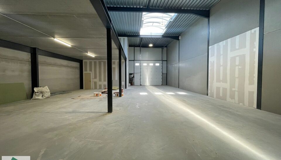 Zeer goed gelegen magazijn te huur (KMO unit) van 288m&sup2; met mezzanine van 140m&sup2; en 2 parkings, gelegen op een uitstekende locatie te Lede.  Het magazijn kan gebruikt worden als opslagruimte en/of atelierruimte. De ge&iuml;soleerd loods is opgebouwd uit een 