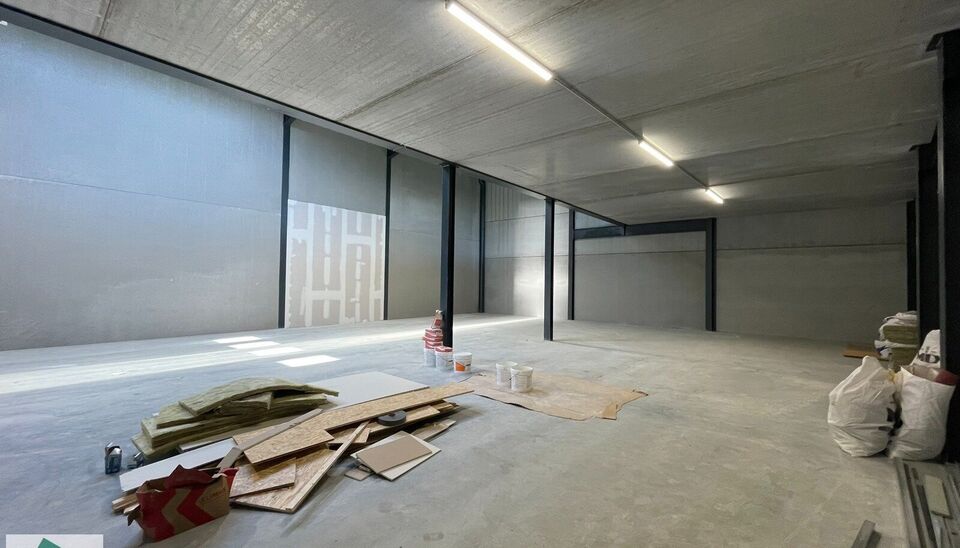Zeer goed gelegen magazijn te huur (KMO unit) van 288m&sup2; met mezzanine van 140m&sup2; en 2 parkings, gelegen op een uitstekende locatie te Lede.  Het magazijn kan gebruikt worden als opslagruimte en/of atelierruimte. De ge&iuml;soleerd loods is opgebouwd uit een 
