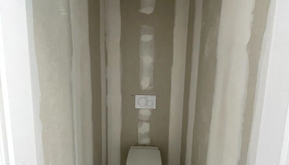 Zeer goed gelegen magazijn te huur (KMO unit) van 288m&sup2; met mezzanine van 140m&sup2; en 2 parkings, gelegen op een uitstekende locatie te Lede.  Het magazijn kan gebruikt worden als opslagruimte en/of atelierruimte. De ge&iuml;soleerd loods is opgebouwd uit een 