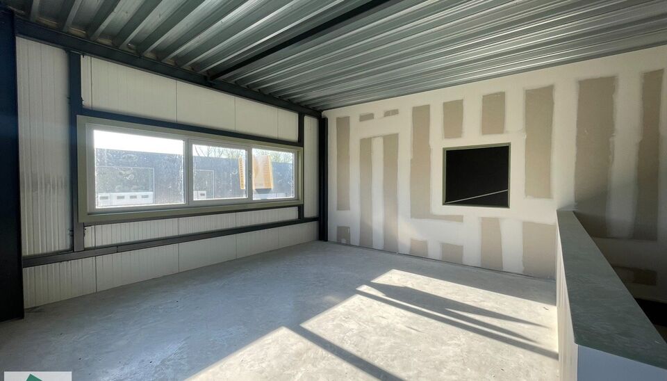 Zeer goed gelegen magazijn te huur (KMO unit) van 288m&sup2; met mezzanine van 140m&sup2; en 2 parkings, gelegen op een uitstekende locatie te Lede.  Het magazijn kan gebruikt worden als opslagruimte en/of atelierruimte. De ge&iuml;soleerd loods is opgebouwd uit een 