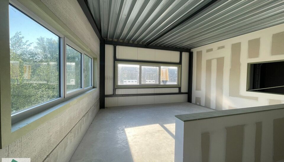 Zeer goed gelegen magazijn te huur (KMO unit) van 288m&sup2; met mezzanine van 140m&sup2; en 2 parkings, gelegen op een uitstekende locatie te Lede.  Het magazijn kan gebruikt worden als opslagruimte en/of atelierruimte. De ge&iuml;soleerd loods is opgebouwd uit een 