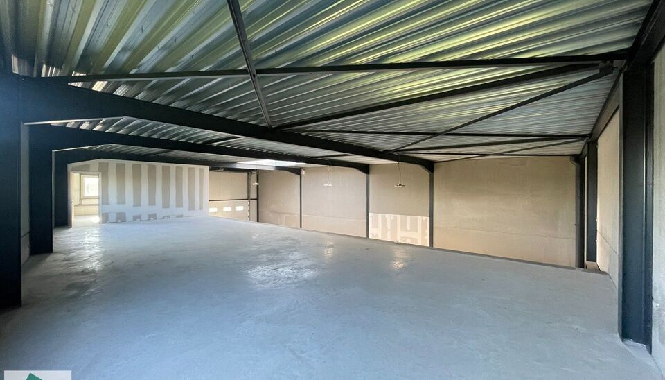 Zeer goed gelegen magazijn te huur (KMO unit) van 288m&sup2; met mezzanine van 140m&sup2; en 2 parkings, gelegen op een uitstekende locatie te Lede.  Het magazijn kan gebruikt worden als opslagruimte en/of atelierruimte. De ge&iuml;soleerd loods is opgebouwd uit een 