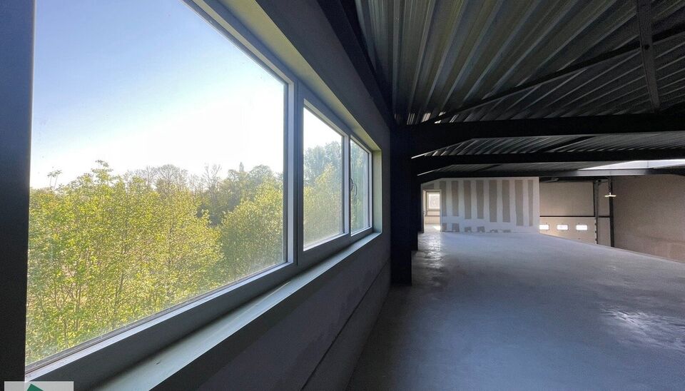 Zeer goed gelegen magazijn te huur (KMO unit) van 288m&sup2; met mezzanine van 140m&sup2; en 2 parkings, gelegen op een uitstekende locatie te Lede.  Het magazijn kan gebruikt worden als opslagruimte en/of atelierruimte. De ge&iuml;soleerd loods is opgebouwd uit een 