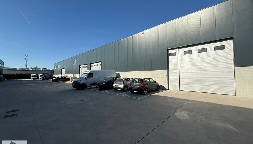 Zeer goed gelegen magazijn te huur (KMO unit) van 262m&sup2; met 1 parkeerplaats, gelegen op een uitstekende locatie te Lede.  Het magazijn kan gebruikt worden als opslagruimte en/of atelierruimte. De ge&iuml;soleerd loods is opgebouwd uit een staalstructuur met 