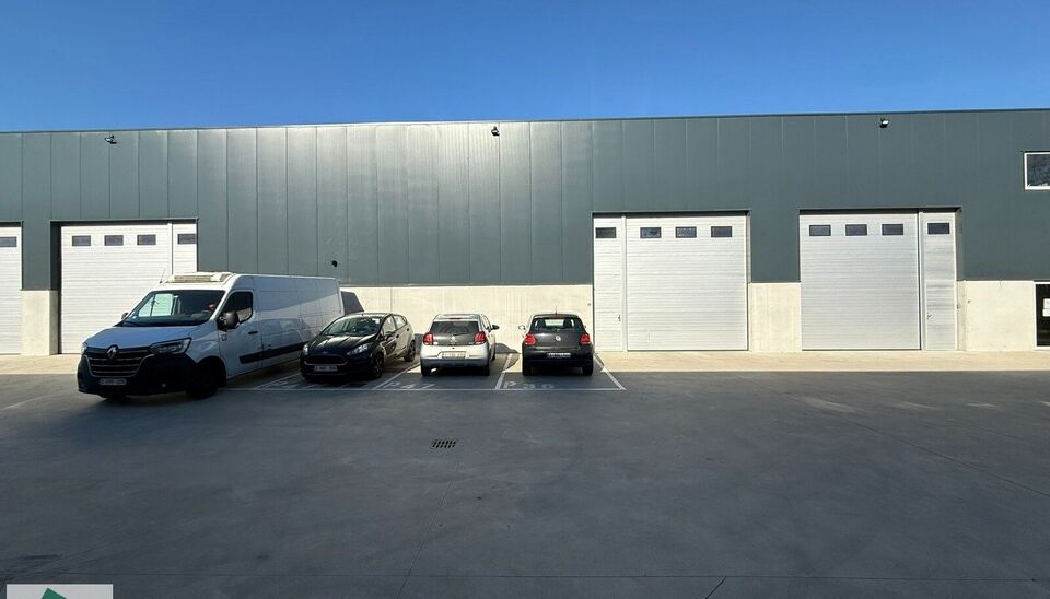 Zeer goed gelegen magazijn te huur (KMO unit) van 262m&sup2; met 1 parkeerplaats, gelegen op een uitstekende locatie te Lede.  Het magazijn kan gebruikt worden als opslagruimte en/of atelierruimte. De ge&iuml;soleerd loods is opgebouwd uit een staalstructuur met 