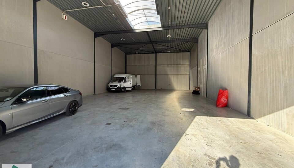 Zeer goed gelegen magazijn te huur (KMO unit) van 262m&sup2; met 1 parkeerplaats, gelegen op een uitstekende locatie te Lede.  Het magazijn kan gebruikt worden als opslagruimte en/of atelierruimte. De ge&iuml;soleerd loods is opgebouwd uit een staalstructuur met 