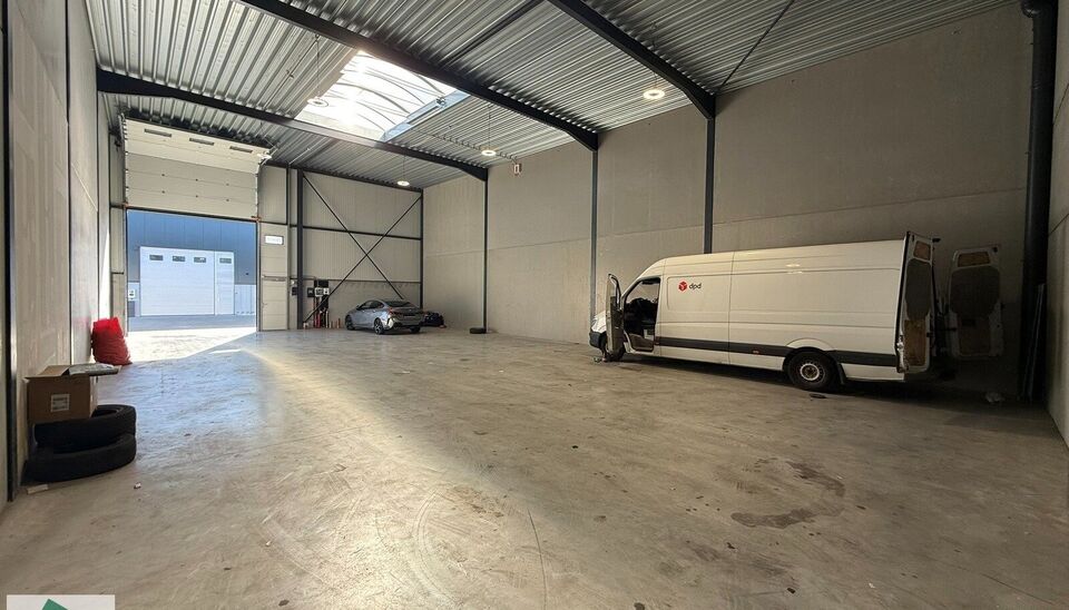 Zeer goed gelegen magazijn te huur (KMO unit) van 262m&sup2; met 1 parkeerplaats, gelegen op een uitstekende locatie te Lede.  Het magazijn kan gebruikt worden als opslagruimte en/of atelierruimte. De ge&iuml;soleerd loods is opgebouwd uit een staalstructuur met 
