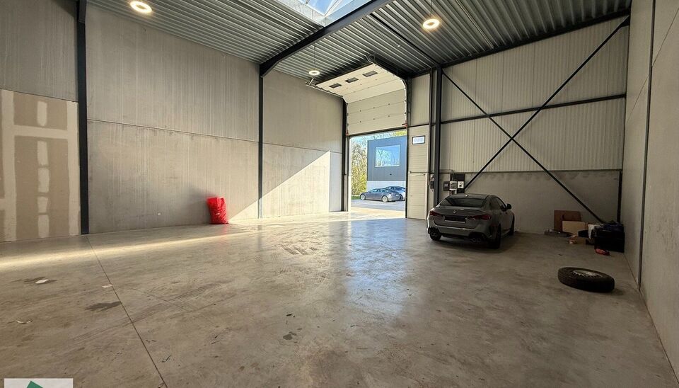 Zeer goed gelegen magazijn te huur (KMO unit) van 262m&sup2; met 1 parkeerplaats, gelegen op een uitstekende locatie te Lede.  Het magazijn kan gebruikt worden als opslagruimte en/of atelierruimte. De ge&iuml;soleerd loods is opgebouwd uit een staalstructuur met 