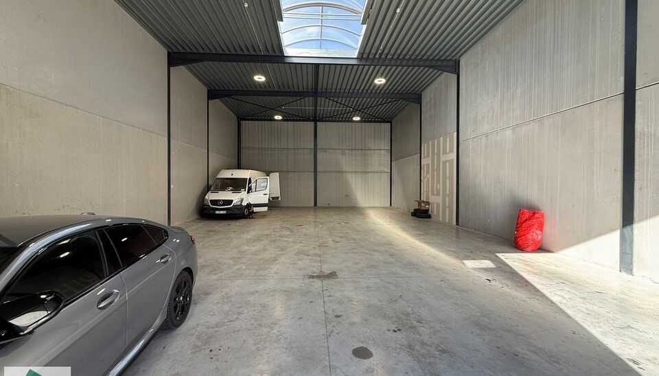 Zeer goed gelegen magazijn te huur (KMO unit) van 262m&sup2; met 1 parkeerplaats, gelegen op een uitstekende locatie te Lede.  Het magazijn kan gebruikt worden als opslagruimte en/of atelierruimte. De ge&iuml;soleerd loods is opgebouwd uit een staalstructuur met 