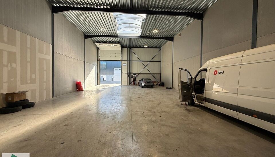 Zeer goed gelegen magazijn te huur (KMO unit) van 262m&sup2; met 1 parkeerplaats, gelegen op een uitstekende locatie te Lede.  Het magazijn kan gebruikt worden als opslagruimte en/of atelierruimte. De ge&iuml;soleerd loods is opgebouwd uit een staalstructuur met 