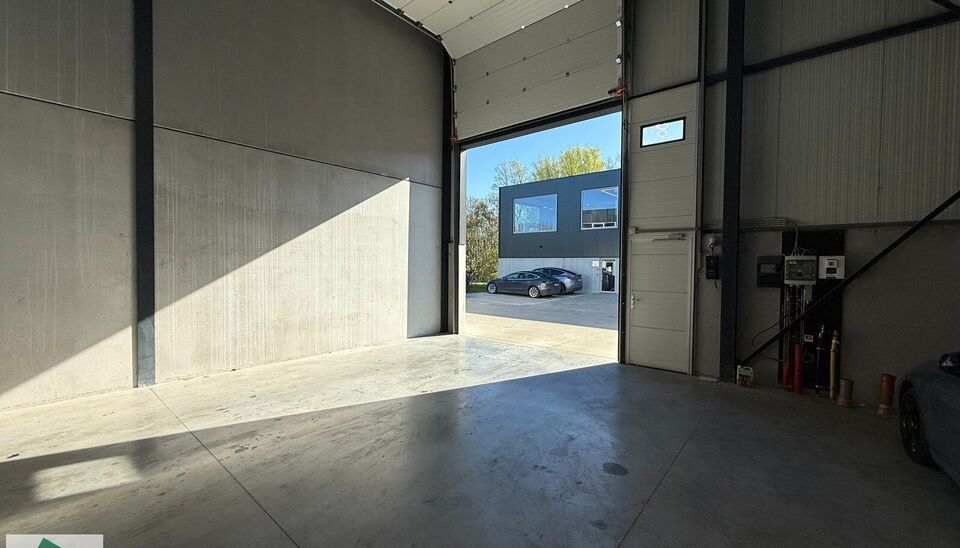 Zeer goed gelegen magazijn te huur (KMO unit) van 262m&sup2; met 1 parkeerplaats, gelegen op een uitstekende locatie te Lede.  Het magazijn kan gebruikt worden als opslagruimte en/of atelierruimte. De ge&iuml;soleerd loods is opgebouwd uit een staalstructuur met 