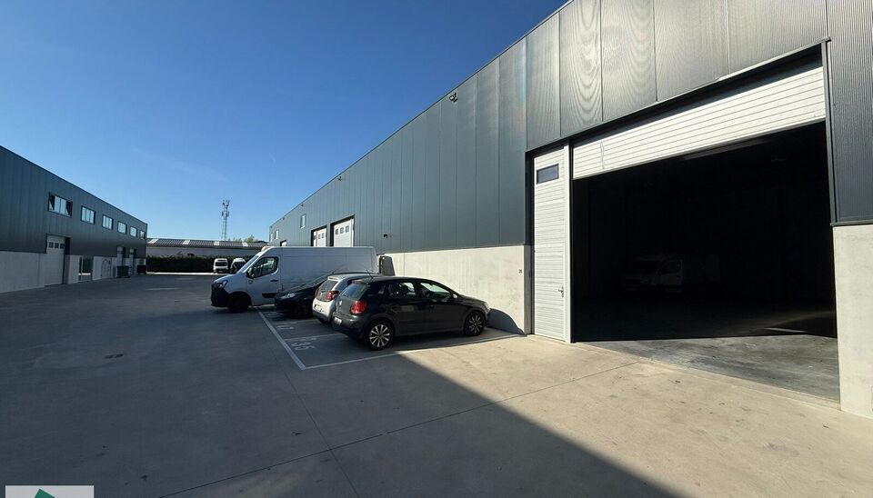 Zeer goed gelegen magazijn te huur (KMO unit) van 262m&sup2; met 1 parkeerplaats, gelegen op een uitstekende locatie te Lede.  Het magazijn kan gebruikt worden als opslagruimte en/of atelierruimte. De ge&iuml;soleerd loods is opgebouwd uit een staalstructuur met 