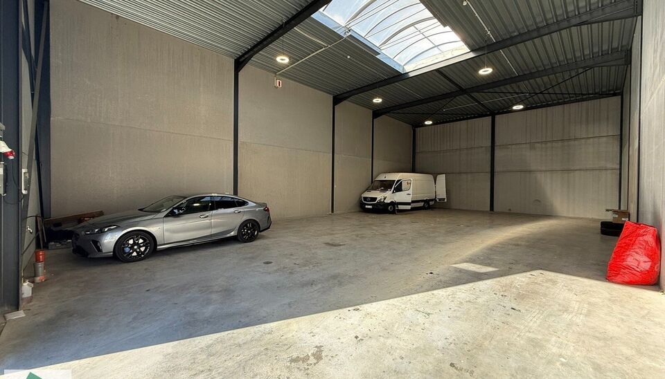 Zeer goed gelegen magazijn te huur (KMO unit) van 262m&sup2; met 1 parkeerplaats, gelegen op een uitstekende locatie te Lede.  Het magazijn kan gebruikt worden als opslagruimte en/of atelierruimte. De ge&iuml;soleerd loods is opgebouwd uit een staalstructuur met 