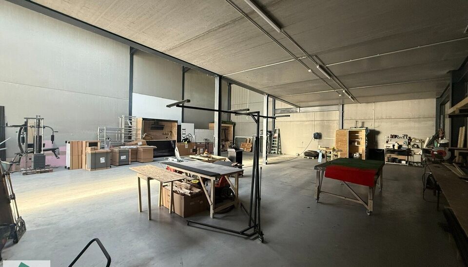 Zeer goed gelegen magazijn te huur (KMO unit) van 550 m&sup2; (twee aaneensluitende units met een doorgang ertussen), met mezzanine van 140 m&sup2; en 3 parkeerplaatsen, gelegen op een uitstekende locatie te Lede.
Het magazijn kan gebruikt worden als opslagruimte