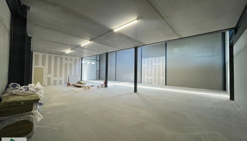 Zeer goed gelegen magazijn te huur (KMO unit) van 550 m&sup2; (twee aaneensluitende units met een doorgang ertussen), met mezzanine van 140 m&sup2; en 3 parkeerplaatsen, gelegen op een uitstekende locatie te Lede.
Het magazijn kan gebruikt worden als opslagruimte
