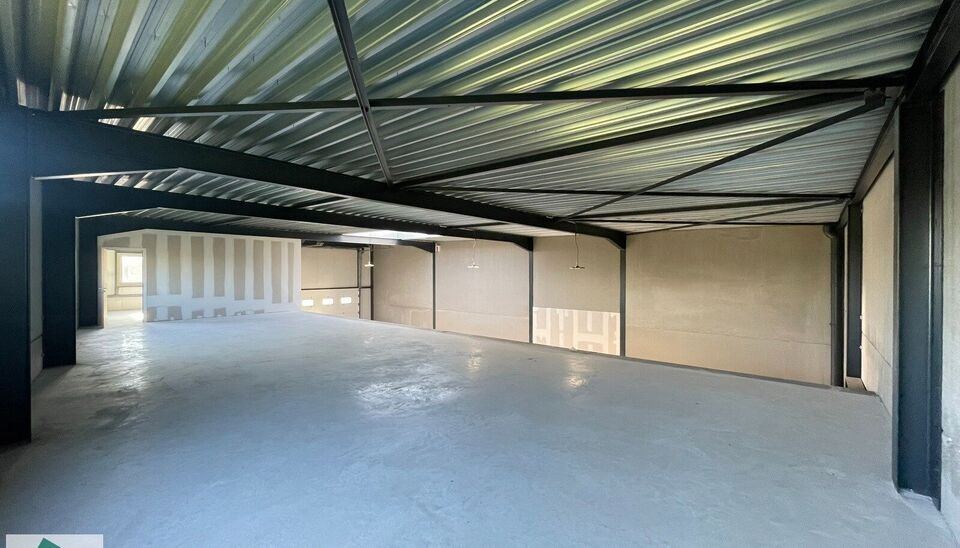 Zeer goed gelegen magazijn te huur (KMO unit) van 550 m&sup2; (twee aaneensluitende units met een doorgang ertussen), met mezzanine van 140 m&sup2; en 3 parkeerplaatsen, gelegen op een uitstekende locatie te Lede.
Het magazijn kan gebruikt worden als opslagruimte