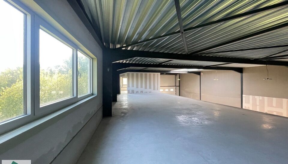 Zeer goed gelegen magazijn te huur (KMO unit) van 550 m&sup2; (twee aaneensluitende units met een doorgang ertussen), met mezzanine van 140 m&sup2; en 3 parkeerplaatsen, gelegen op een uitstekende locatie te Lede.
Het magazijn kan gebruikt worden als opslagruimte