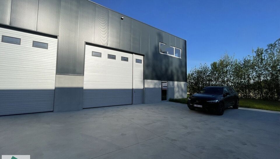 Zeer goed gelegen magazijn te huur (KMO unit) van 550 m&sup2; (twee aaneensluitende units met een doorgang ertussen), met mezzanine van 140 m&sup2; en 3 parkeerplaatsen, gelegen op een uitstekende locatie te Lede.
Het magazijn kan gebruikt worden als opslagruimte