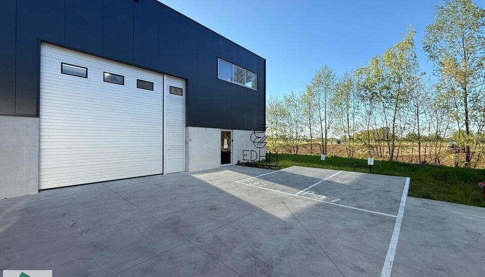 Zeer goed gelegen magazijn te huur (KMO unit) van 550 m&sup2; (twee aaneensluitende units met een doorgang ertussen), met mezzanine van 140 m&sup2; en 3 parkeerplaatsen, gelegen op een uitstekende locatie te Lede.
Het magazijn kan gebruikt worden als opslagruimte