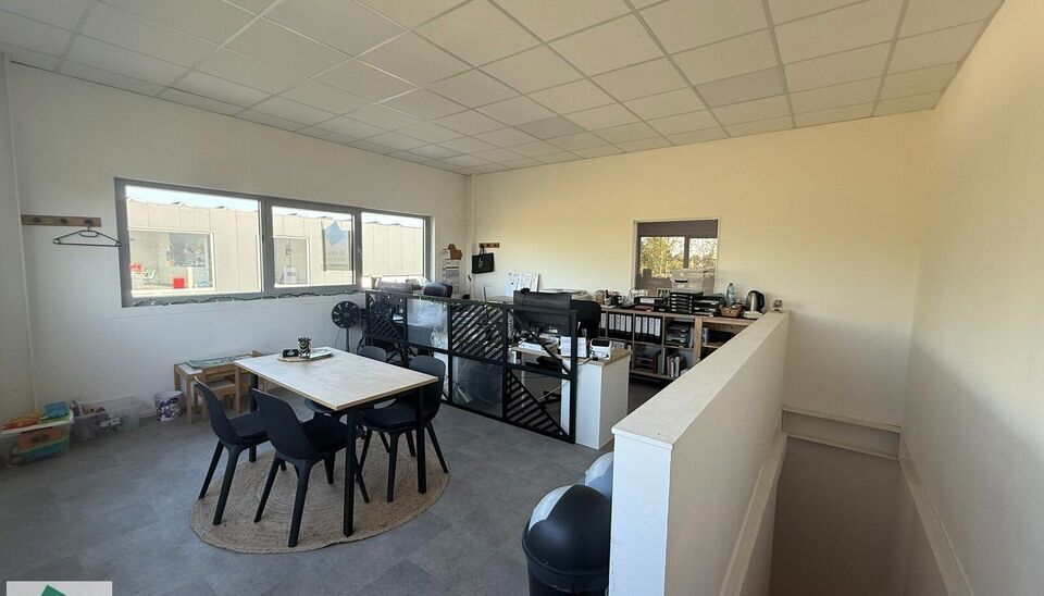 Zeer goed gelegen magazijn te huur (KMO unit) van 550 m&sup2; (twee aaneensluitende units met een doorgang ertussen), met mezzanine van 140 m&sup2; en 3 parkeerplaatsen, gelegen op een uitstekende locatie te Lede.
Het magazijn kan gebruikt worden als opslagruimte