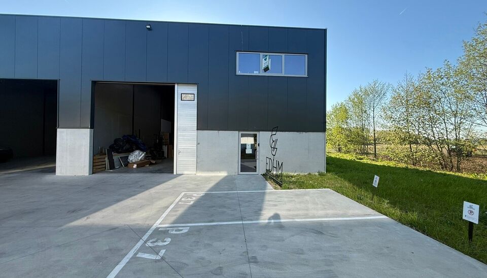 Zeer goed gelegen magazijn te huur (KMO unit) van 288m&sup2; met mezzanine van 140m&sup2; en 2 parkings, gelegen op een uitstekende locatie te Lede.  Het magazijn kan gebruikt worden als opslagruimte en/of atelierruimte. De ge&iuml;soleerd loods is opgebouwd uit een 