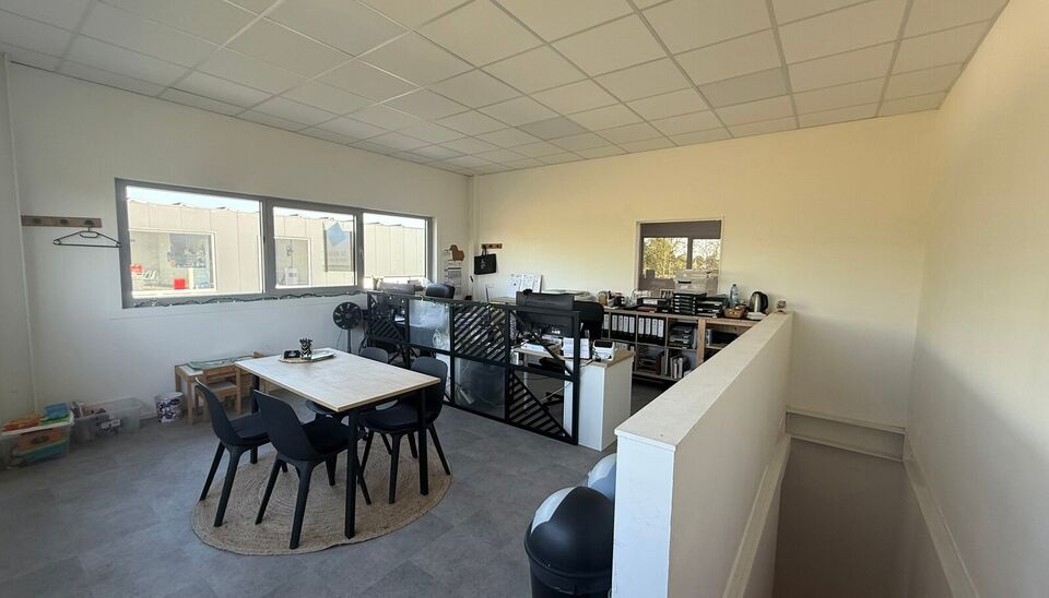 Zeer goed gelegen magazijn te huur (KMO unit) van 288m&sup2; met mezzanine van 140m&sup2; en 2 parkings, gelegen op een uitstekende locatie te Lede.  Het magazijn kan gebruikt worden als opslagruimte en/of atelierruimte. De ge&iuml;soleerd loods is opgebouwd uit een 