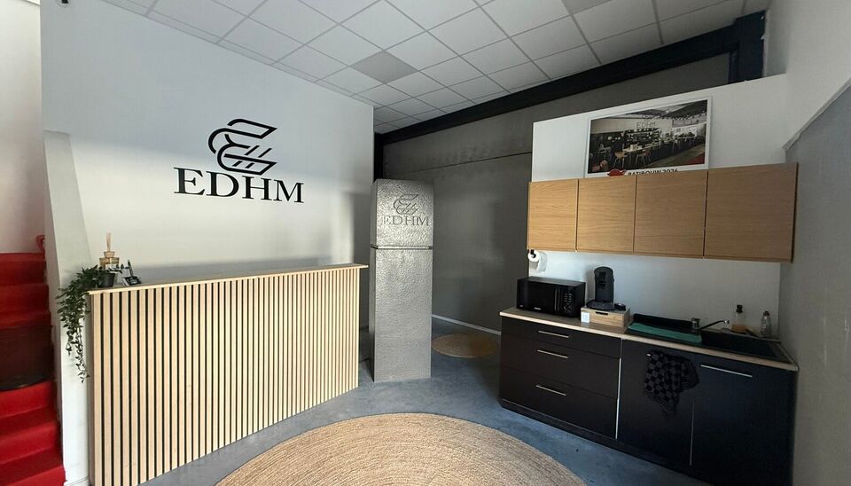 Zeer goed gelegen magazijn te huur (KMO unit) van 288m&sup2; met mezzanine van 140m&sup2; en 2 parkings, gelegen op een uitstekende locatie te Lede.  Het magazijn kan gebruikt worden als opslagruimte en/of atelierruimte. De ge&iuml;soleerd loods is opgebouwd uit een 