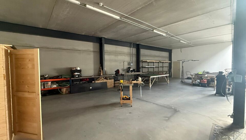 Zeer goed gelegen magazijn te huur (KMO unit) van 288m&sup2; met mezzanine van 140m&sup2; en 2 parkings, gelegen op een uitstekende locatie te Lede.  Het magazijn kan gebruikt worden als opslagruimte en/of atelierruimte. De ge&iuml;soleerd loods is opgebouwd uit een 