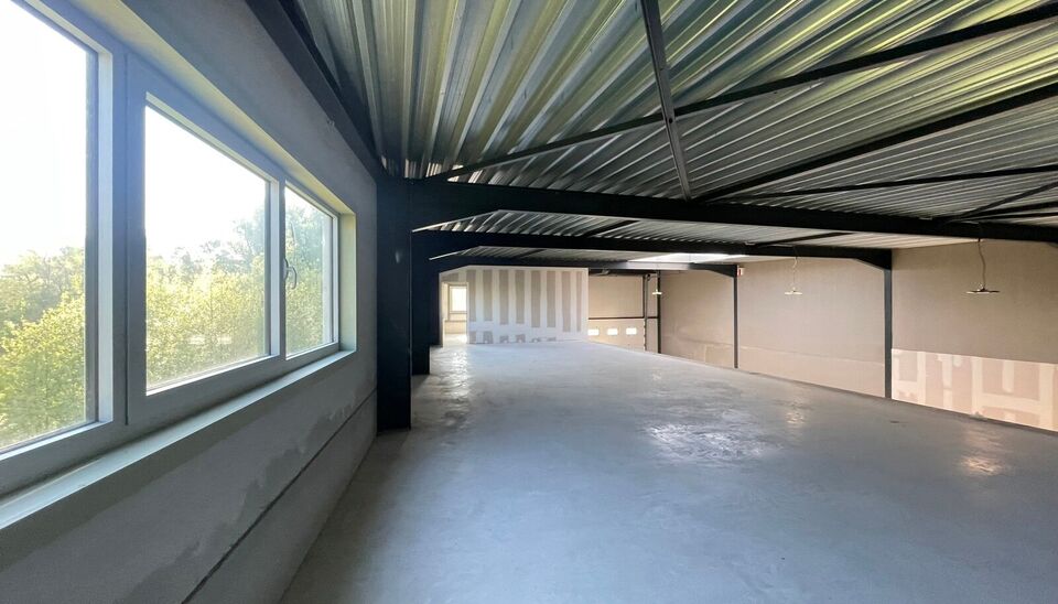 Zeer goed gelegen magazijn te huur (KMO unit) van 288m&sup2; met mezzanine van 140m&sup2; en 2 parkings, gelegen op een uitstekende locatie te Lede.  Het magazijn kan gebruikt worden als opslagruimte en/of atelierruimte. De ge&iuml;soleerd loods is opgebouwd uit een 