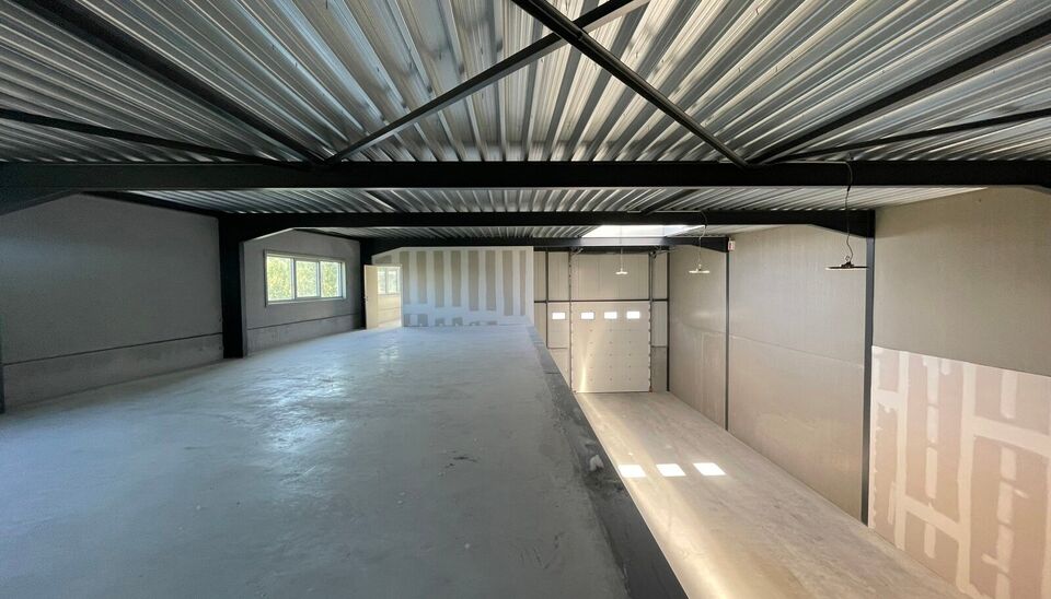 Zeer goed gelegen magazijn te huur (KMO unit) van 288m&sup2; met mezzanine van 140m&sup2; en 2 parkings, gelegen op een uitstekende locatie te Lede.  Het magazijn kan gebruikt worden als opslagruimte en/of atelierruimte. De ge&iuml;soleerd loods is opgebouwd uit een 
